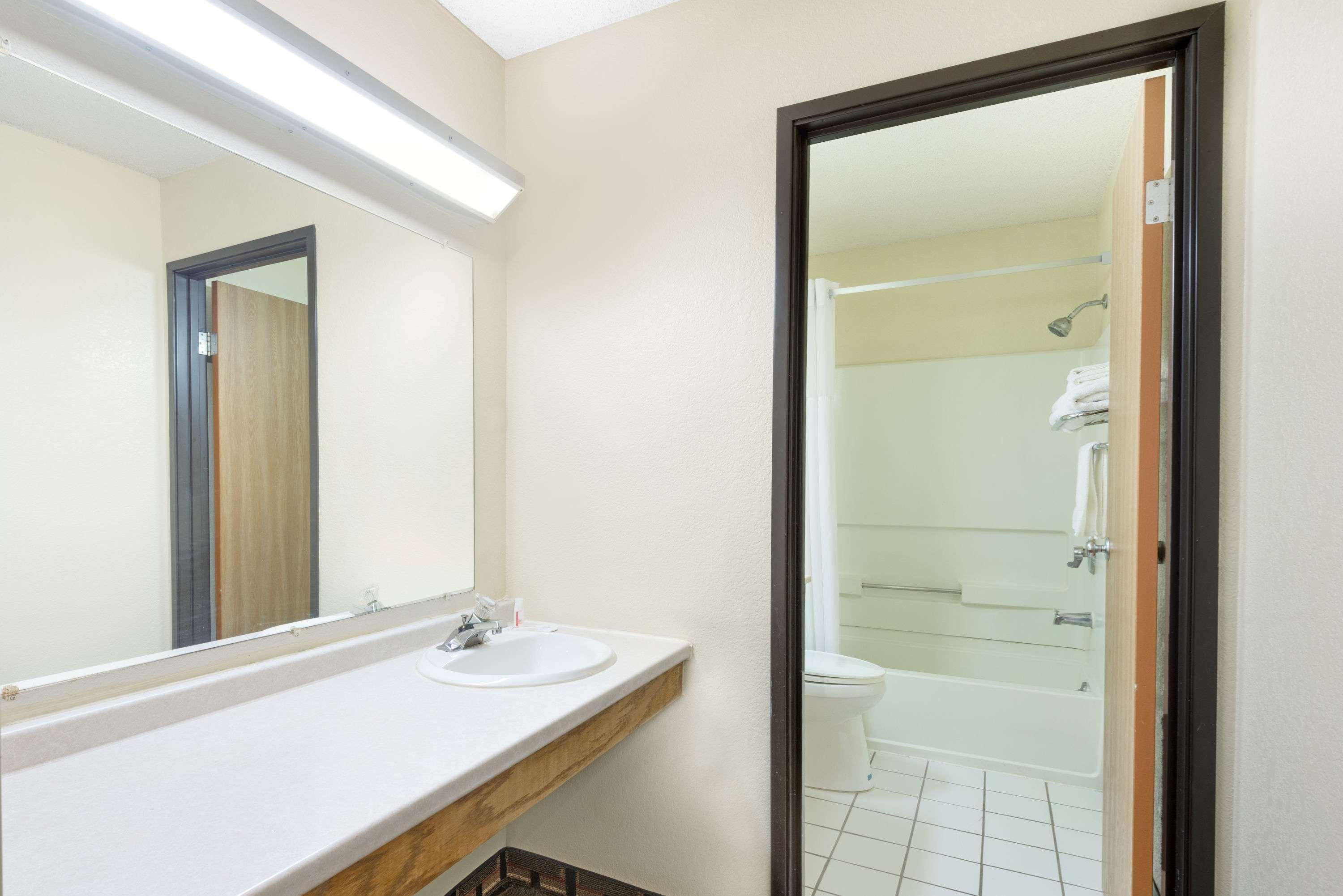 Super 8 By Wyndham Kent/Akron Area Extérieur photo