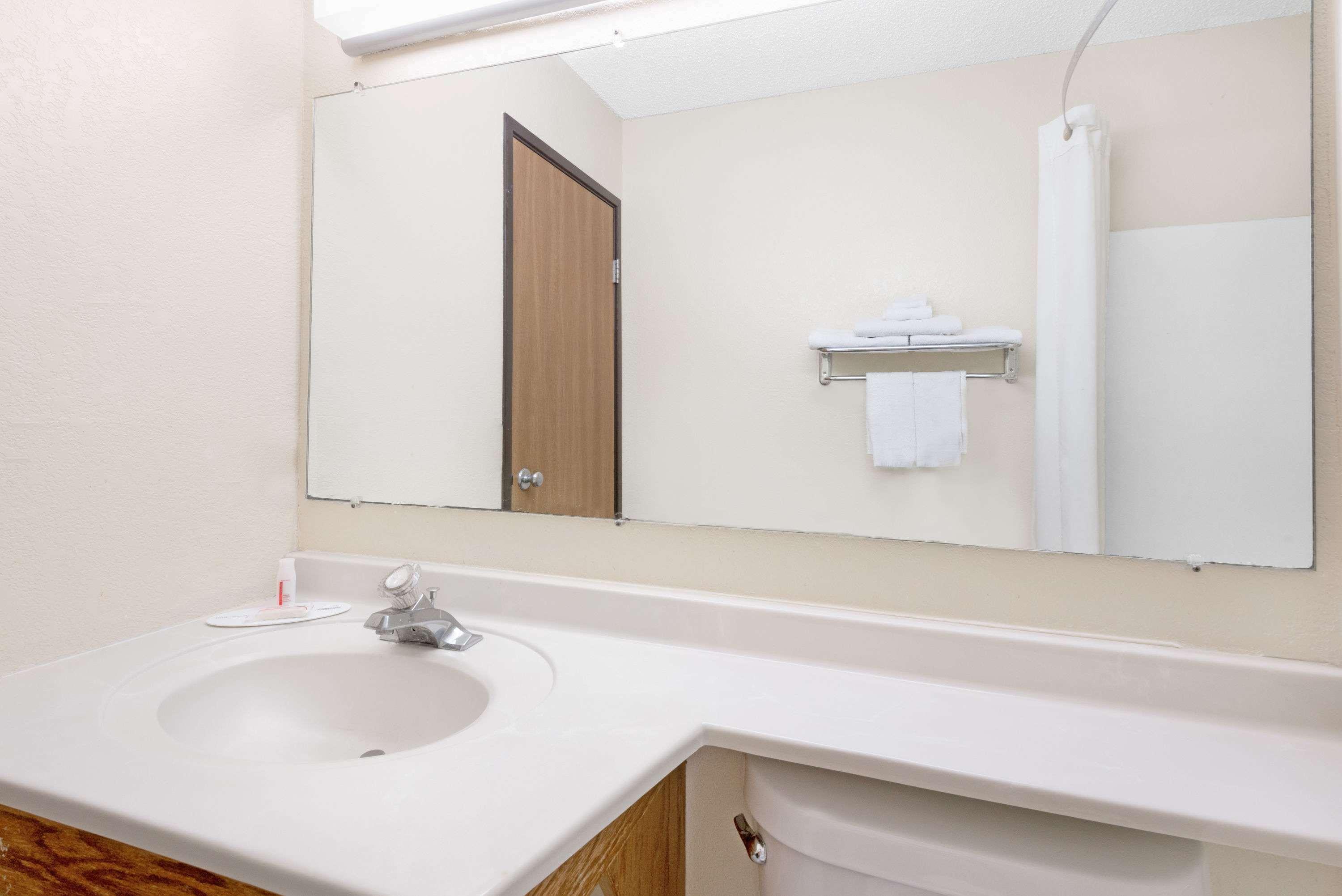 Super 8 By Wyndham Kent/Akron Area Extérieur photo