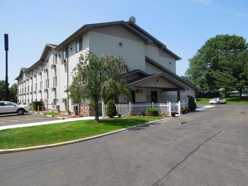 Super 8 By Wyndham Kent/Akron Area Extérieur photo