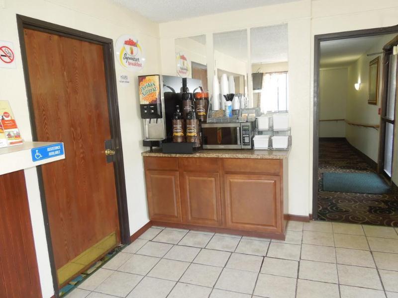 Super 8 By Wyndham Kent/Akron Area Extérieur photo