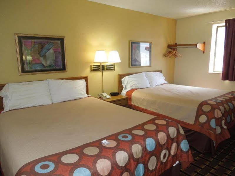 Super 8 By Wyndham Kent/Akron Area Extérieur photo