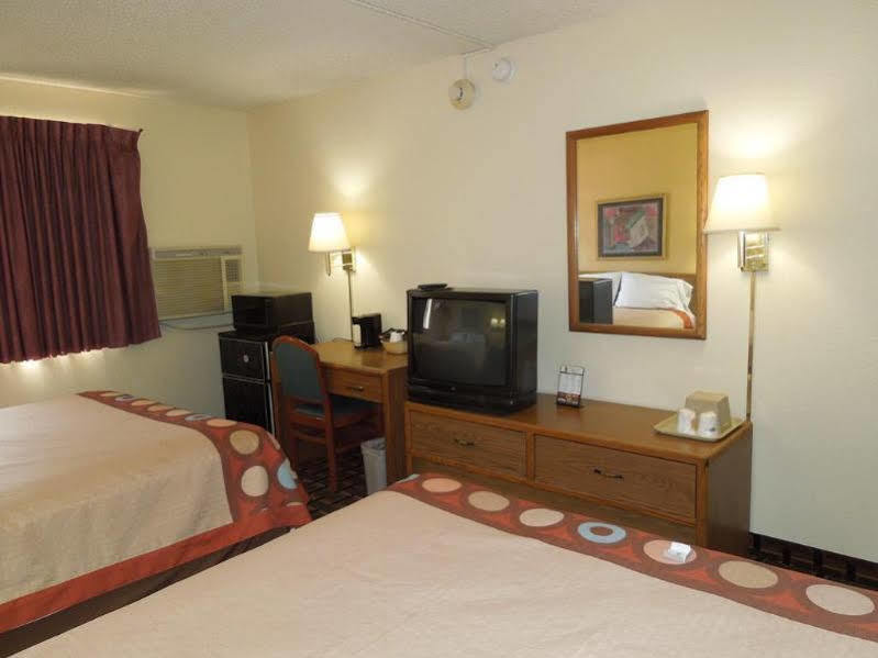 Super 8 By Wyndham Kent/Akron Area Extérieur photo