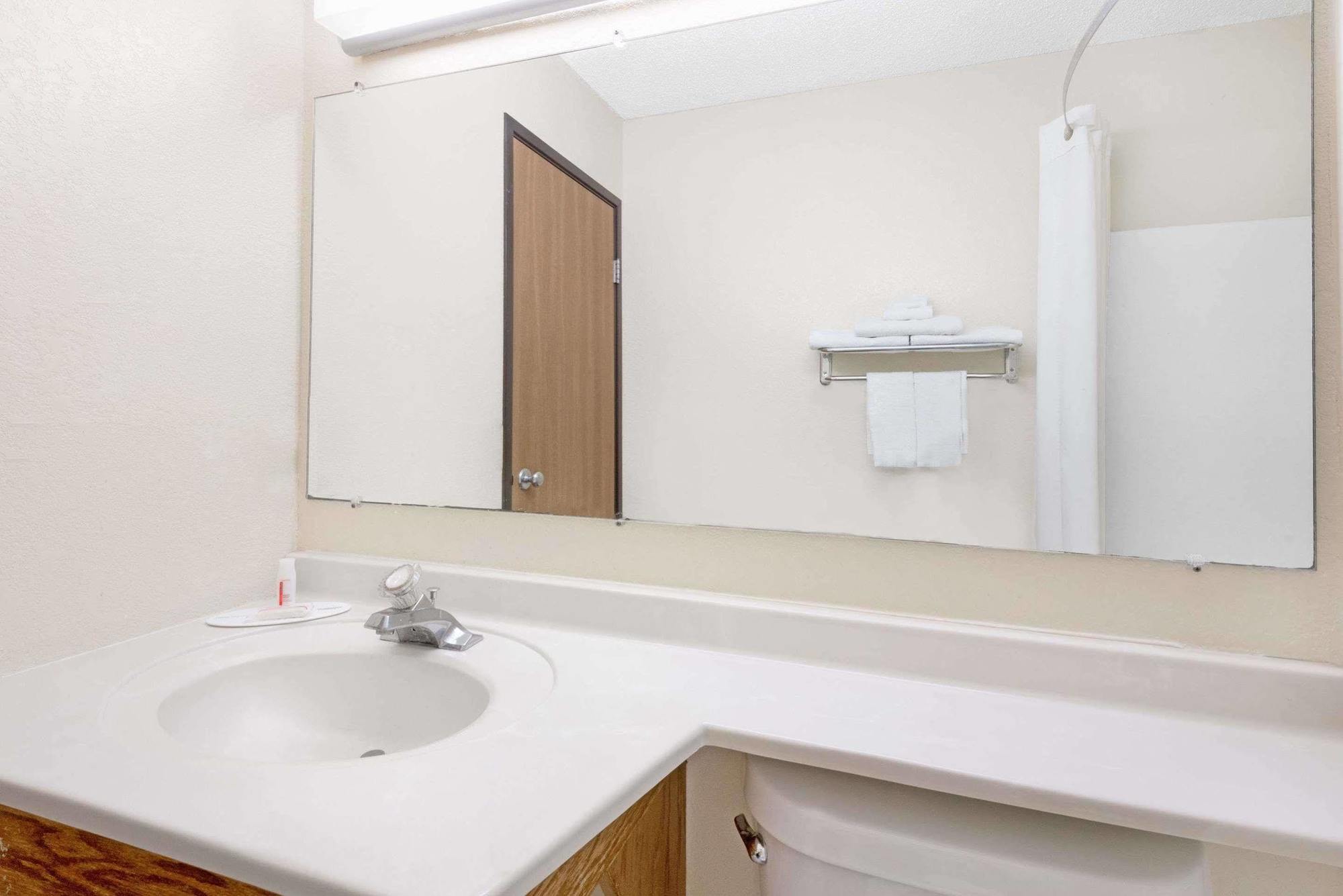 Super 8 By Wyndham Kent/Akron Area Extérieur photo